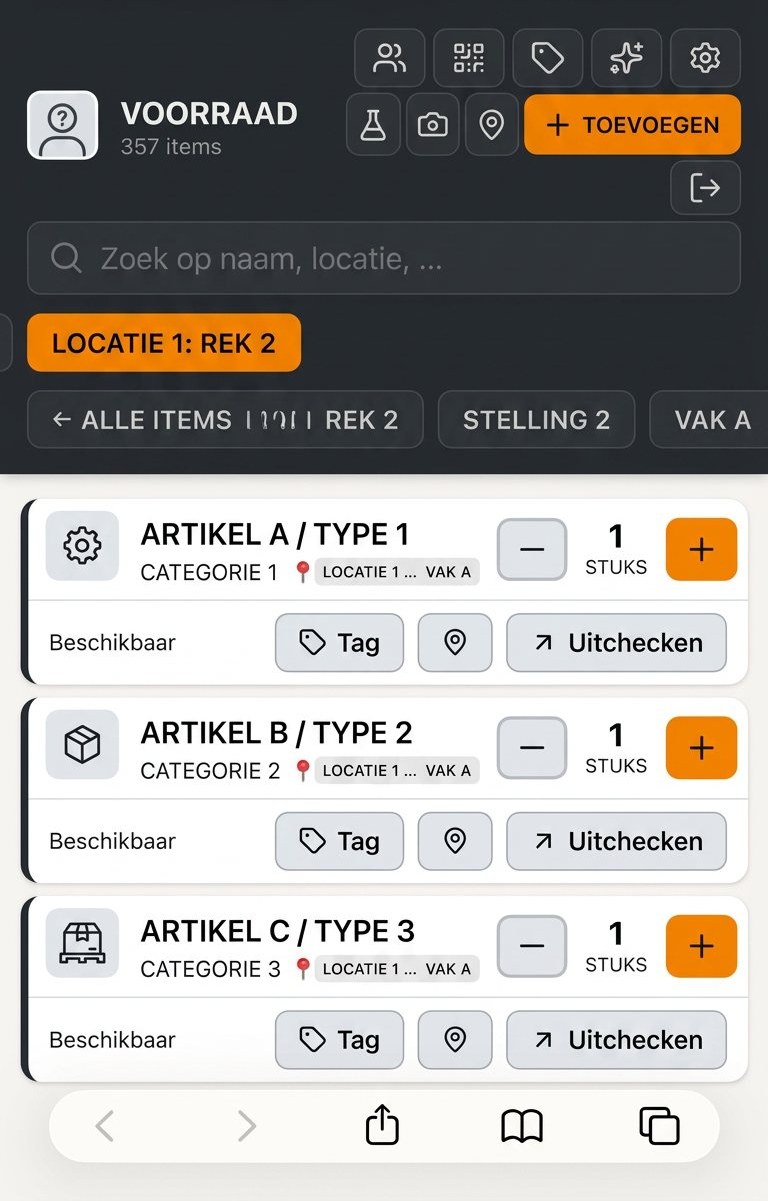 Geanonimiseerde schermafbeelding van de voorraad-app: donkere balk met oranje knoppen, zoekbalk en witte itemkaarten met locaties en tags